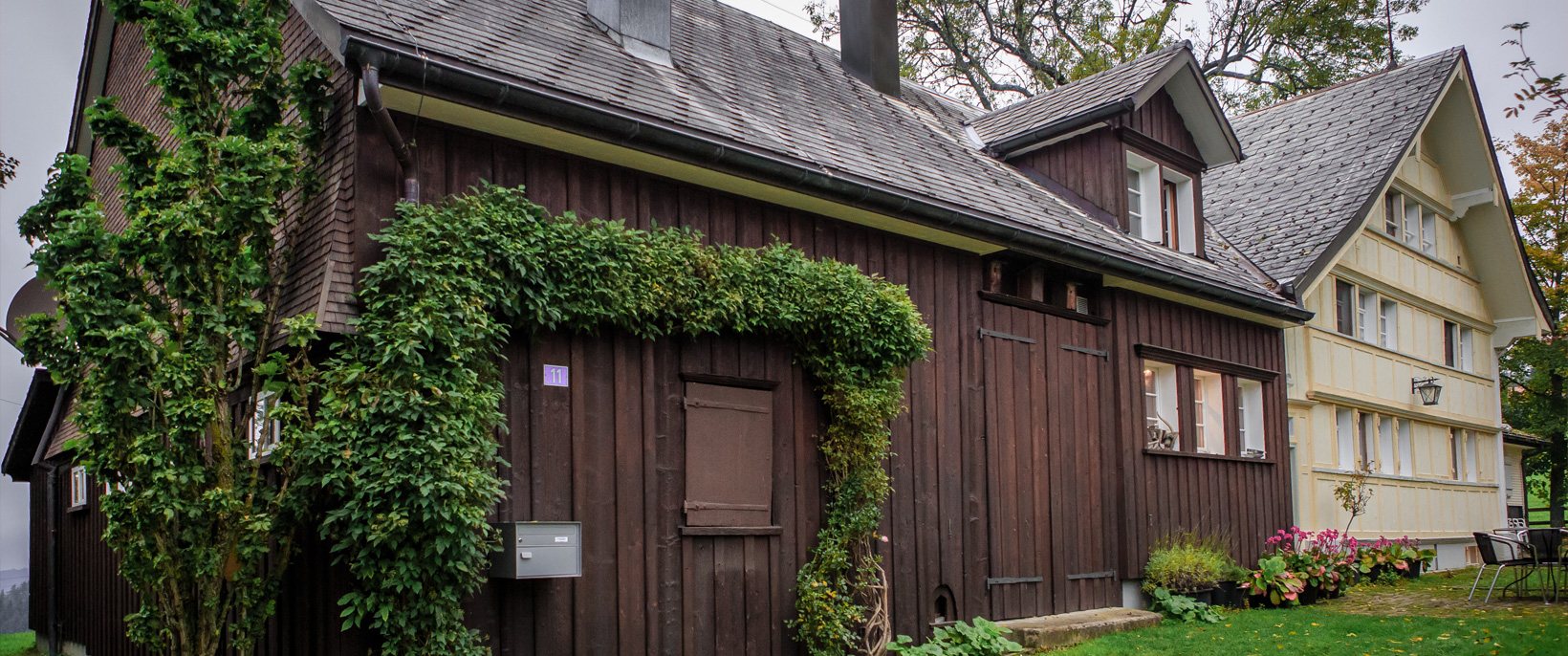 Haus Wissegg mit Efeubogen, Hausnummer 11 und Appenzeller Giebelfassade